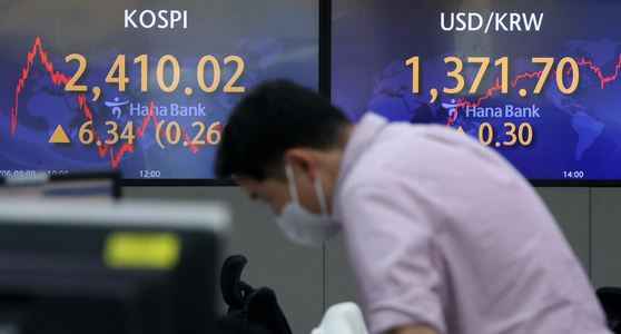 A screen in Hana Bank's trading room in central Seoul shows the Kospi closing at 2,410.02 points on Tuesday, up 6.34 points, or 0.26 percent, from the previous trading day. [NEWS1]
