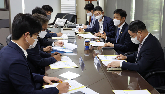 Financial Services Commission Chairman Kim Joo-hyun, second from right, speaks at a meeting held to eradicate illegal short selling in western Seoul on July 28. [NEWS1]