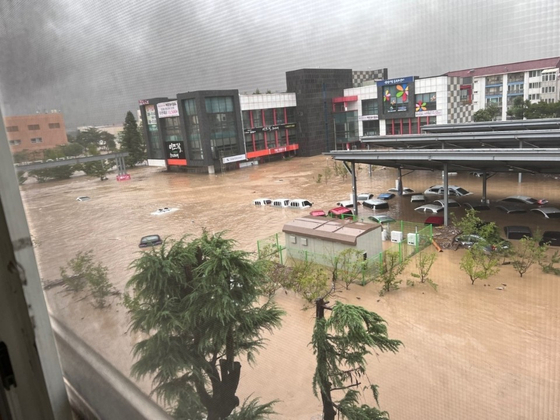 An Emart branch in Nam District, Pohang is flooded on Tuesday. [YONHAP]