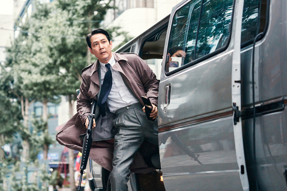 In director Lee Jung-jae's “Hunt,” the setting of the streets of Tokyo of the 1980s were actually shot in Busan. The actor is also an honorary ambassador for the World Expo 2030 Busan. [MEGABOX PLUS M]                