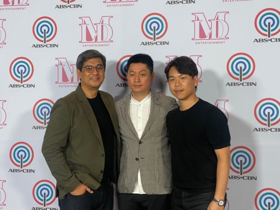 From left, Laurenti Dyogi of ABS-CBN, Lee Hyeong-jin of MLD Entertainment and Tim Kim of KAMP Global take a picture during the ceremony commemorating the partnership of three companies on Tuesday. [MLD ENTERTAINMENT]