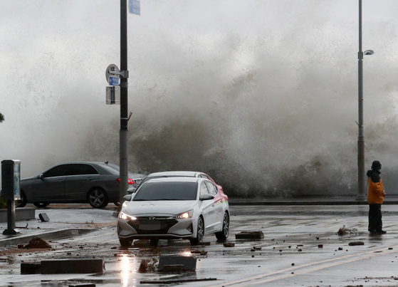 High tides caused by Typhoon Hinnamnor are spotted at Marine City in Haeundae District, Busan, Tuesday morning. [YONHAP]