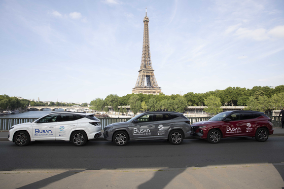 Hyundai Motor vehicles show signs supporting Busan's bid for World Expo 2030 before the Eiffel Tower in Paris. [HYUNDAI MOTOR]