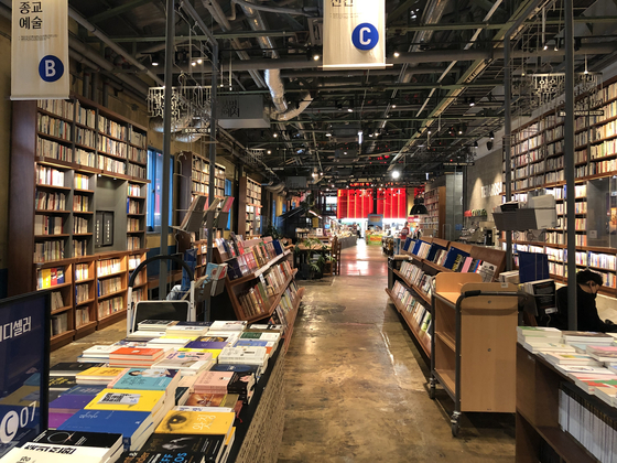 The Yes24 secondhand bookstore inside of F1963, the biggest branch in Korea [SHIN MIN-HEE]
