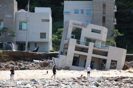 An apartment building in Pohang, North Gyeongsang damaged by Typhoon Hinnamnor. The typhoon left at least three people dead, nine missing and one injured, mostly in the southeastern coastal city of Pohang. [YONHAP]