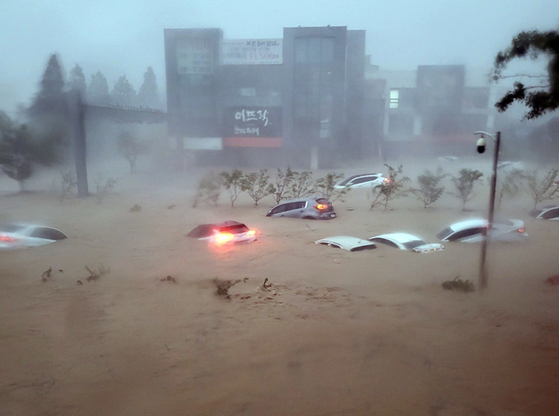Submerged roads in Pohang, North Gyeongsang. Thirteen people in the city were rescued from the flood. [YONHAP]