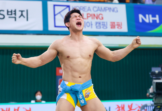 No Bum-soo celebrates after winning the under 80 kilogram Taebaek Jangsa at the Withers Pharmaceuticals 2022 Boeun Jangsa Ssireum Competition at Boeun National Sports Center in Boeun, North Chungcheong on July 31. [YONHAP]