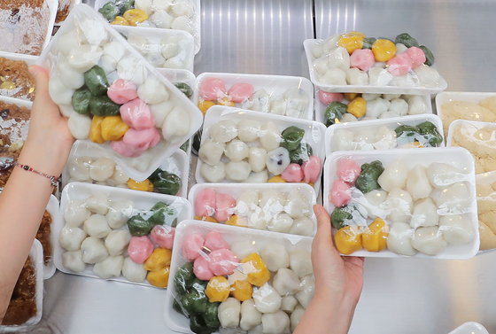 Songpyeon, or moon-shaped rice cakes with a sweet paste inside, are eaten over Chuseok holiday. [YONHAP]
