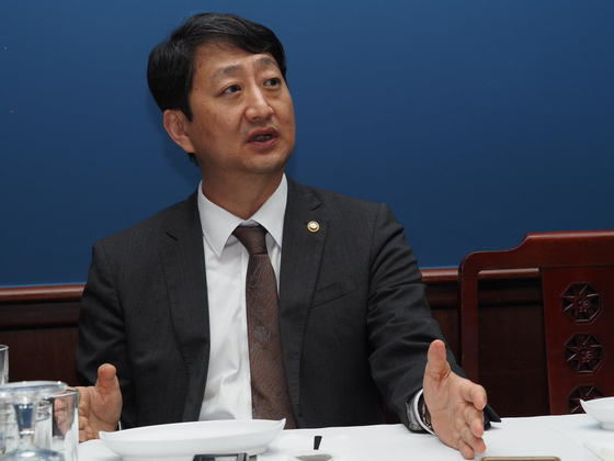 Korean Trade Minister Ahn Duk-geun speaks to reporters in Washington on Sept. 6. [YONHAP]