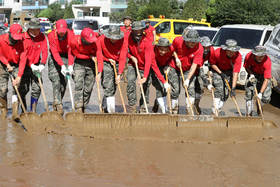 Marines use shovels to remove mud from an apartment complex in Pohang, North Gyeongsang, after the region was severely hit by Typhoon Hinnamnor on Tuesday morning. [YONHAP]