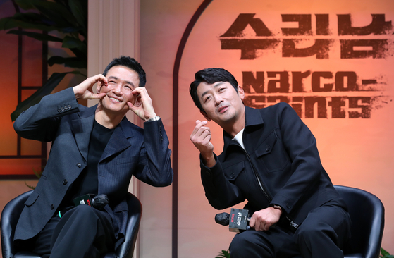 Actors Hwang Jung-min, left, and Ha Jung-woo pose for photos at a local press event to promote their upcoming Netflix original series "Narco-Saints" on Thursday at Josun Palace in Gangnam District, southern Seoul. The series revolves around an ordinary entrepreneur named Kang In-gu, portrayed by Ha, who chooses to cooperate with the National Intelligence Service and go on a secret mission to capture Korean drug lord Jeon Yo-hwan, portrayed by Hwang. [NEWS1] 