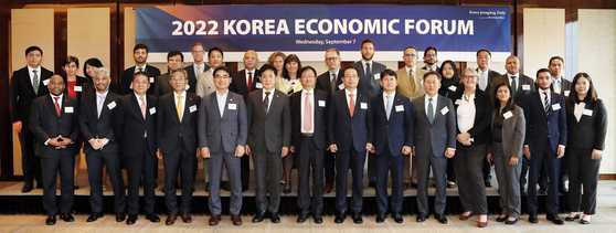 From third to the left to right, Lee Jong-jin, managing director and co-CEO at HSBC Seoul Securities Branch, Yoon Jong-kyoo, chairman and CEO of KB Financial Group, Lee Seong-kweun, Busan vice mayor for economic affairs, Kim Joo-hyun, chairman of the Financial Services Commission, Cheong Chul-gun, CEO of the Korea JoongAng Daily, Son Tae-seung, chairman and CEO of Woori Financial Group, Yoo Kwang-yeol, president and CEO of Seoul Guarantee Insurance and Park Sung-ho, CEO of Hana Bank. [PARK SANG-MOON]