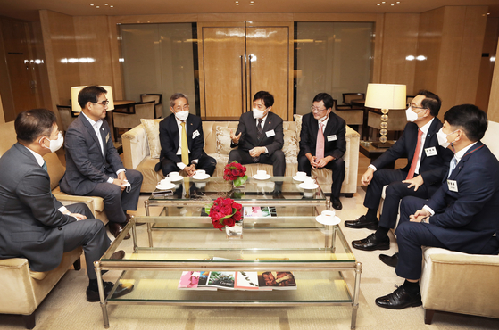 From left to right, Park Sung-ho, CEO of Hana Bank, Lee Seong-kweun, vice mayor for economic affairs Busan Metropolitan City, Yoon Jong-kyoo, chairman and CEO of KB Financial Group, Kim Joo-hyun, chairman of the Financial Services Commission, Cheong Chul-gun, CEO of the Korea JoongAng Daily, Son Tae-seung, chairman and CEO of Woori Financial Group and Yoo Kwang-yeol, president and CEO of Seoul Guarantee Insurance. [PARK SANG-MOON]