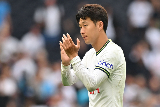 Tottenham Hotspur's Son Heung-min applauds after a Premier League match against Fulham at Tottenham Hotspur Stadium in London on Sept. 3. [AFP/YONHAP]