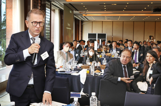 Finnish Ambassador to Korea Pekka Metso asks a question at the Korea Economic Forum at the Westin Josun Seoul on Wednesday. [PARK SANG-MOON]