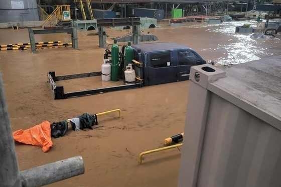 Posco's Pohang steel mill was flooded after Typhoon Hinnamnor swept through the country Tuesday morning. [YONHAP]