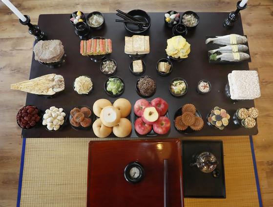 A sample tabletop filled with food prepared for the Chuseok ritual to pay respect to the ancestors and thank them for a good harvest. [YONHAP]