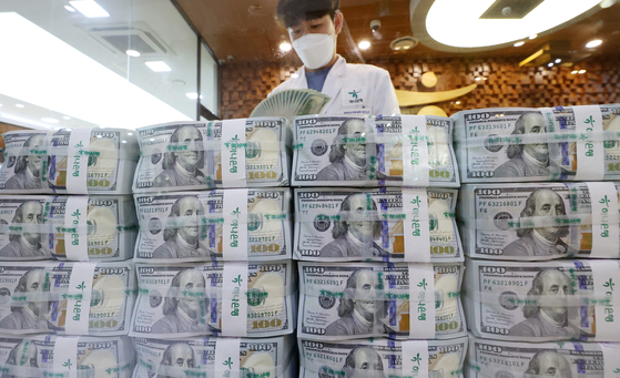 An employee sorts out dollars at Hana Bank's Counterfeit Notes Response Center in Jung District, central Seoul, on Monday, when the won-dollar exchange rate broke the 1,380-won mark and hit 1,388.40 intraday. It is the first time in 13 years and five months for the won to hit this level, and the sixth consecutive trading day that records were broken. [NEWS1]