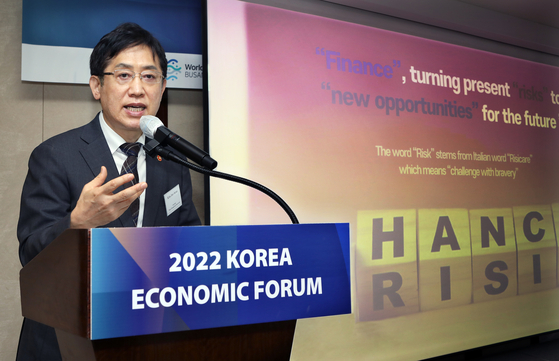 Financial Services Commission Chairman Kim Joo-hyun presents the new administration’s financial policies as keynote speaker at the Korea JoongAng Daily’s annual economic forum held at the Westin Josun Hotel in Seoul on Wednesday. [PARK SANG-MOON] 