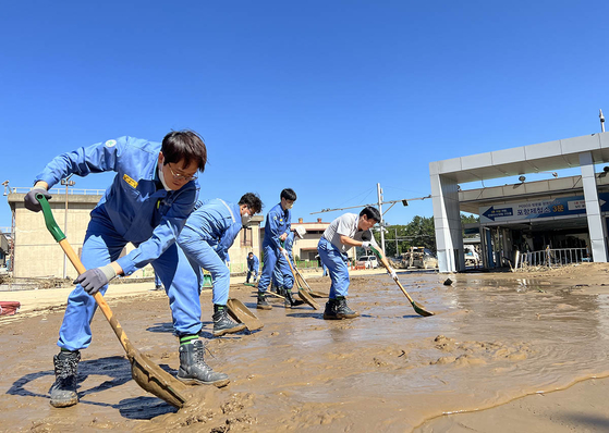 Posco employees help with recovery at its Pohang steel plant in North Gyeongsang on Wednesday. [POSCO] 