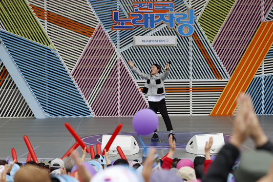On Sept. 3, comedian Kim Shin-young hosted KBS's ″National Singing Contest" in Dalseo District, Daegu. [NEWS1]