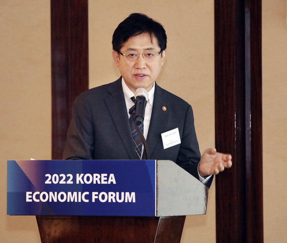 FSC Chairman Kim Joo-hyun presents the new administration's financial policy agenda to diplomats and leading financial companies during the Korea JoongAng Daily's annual economic forum held at Westin Josun Hotel in Seoul, Wednesday. [PARK SANG-MOON]