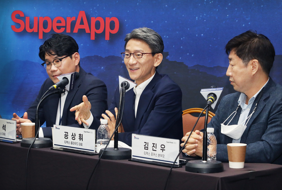 From left: Kim Min-suk, TmaxMetaverse CEO; Kong Sang-hui, TmaxCloud CEO; Kim Jin-woo, TmaxFocus Senior Vice President during a press conference at COEX, southern Seoul, Tuesday [PARK SANG-MOON]