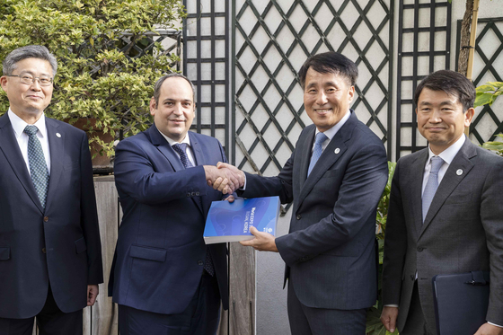 Korean vice minister of trade, industry and energy Jang Young-jin, second from right, along with other Korean delegates handing in the candidature dossier in hosting the World Expo in 2030 in Busan to Dimitri Kerkentzes, Bureau International des Exposition (BIE) in Paris. [MINISTRY OF TRADE, INDUSTRY AND ENERGY]