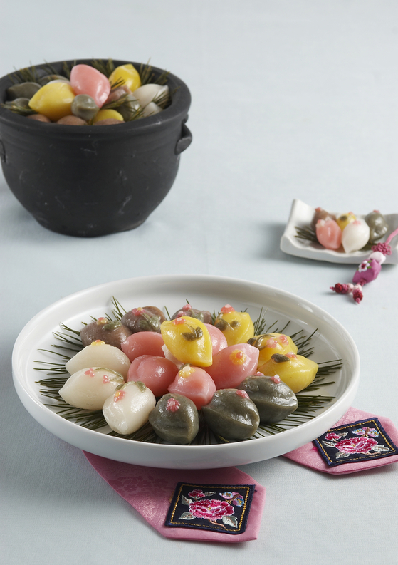 A dish filled with songpyeon, or moon-shaped rice cakes with a sweet paste inside, commonly eaten over Chuseok. [JOONGANG PHOTO] 