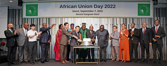 Carlos Victor Boungou, ambassador of Gabon to Korea and dean of the African Group of Ambassadors, seventh from right, and Lyeo Woon-ki, president of the Korea-Africa Foundation, eighth from left, and other members of the diplomatic corps celebrate the African Union Day at the Novotel Ambassador Seoul Gangnam Hotel in southern Seoul on Wednesday. [PARK SANG-MOON]