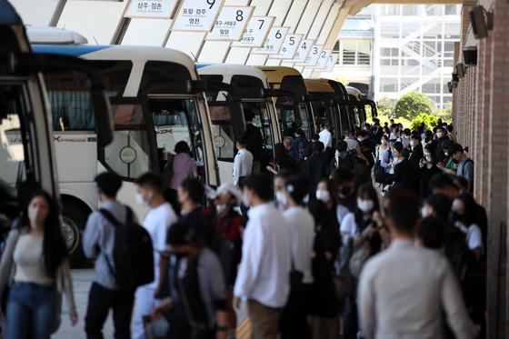 A crowd of people wait for buses bound for their hometowns at the Express Bus Terminal in Seocho District, southern Seoul, on Thursday. Many people will make homecoming travels during Chuseok, or the Korean harvest festival, which falls on Sept. 10 this year. [NEWS1]