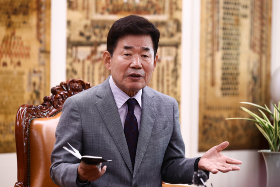 National Assembly Speaker Kim Jin-pyo speaks to the reporters on Aug. 21. [YONHAP]