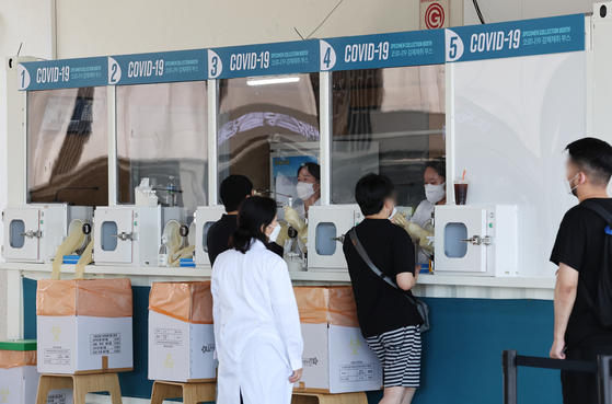 People get tested for Covid-19 at a testing center at Gimpo International Airport in western Seoul on Wednesday. [YONHAP]