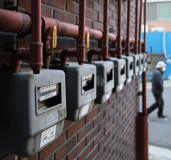 Electricity meters outside a buildling in Seoul. [NEWS1]