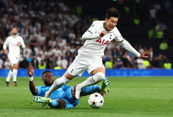 Marseille's Chancel Mbemba fouls Tottenham Hotspur's Son Heung-min before being shown a red card in a Champions League match at Tottenham Hotspur Stadium in London on Wednesday. [REUTERS/YONHAP]