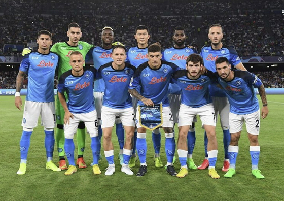 The Napoli squad, including Korean defender Kim Min-jae, back row, center, pose for a photo before taking on Liverpool in their opening game of the 2022-23 UEFA Champions League in Naples on Wednesday. [NAPOLI SSC]