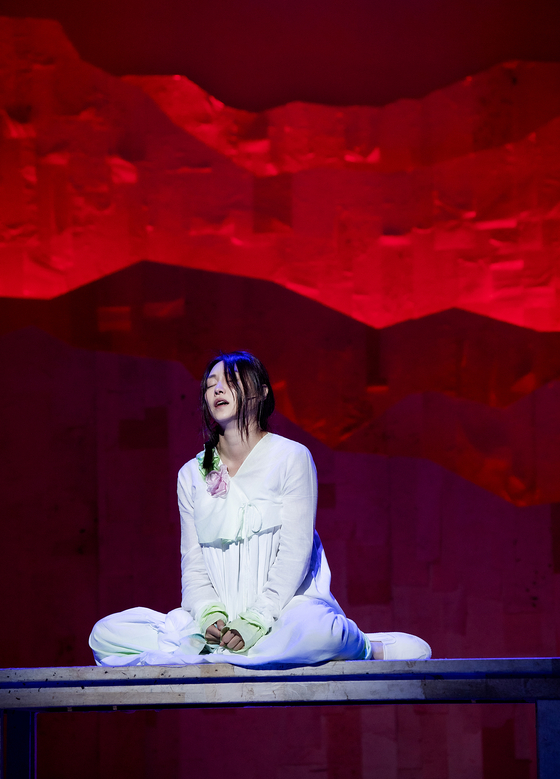 Actor Cha Ji-yeon as pansori (Korean traditional narrative singing) performer Song-hwa in the ongoing musical ″Seopyeonjae″ at Kwanglim Arts Center’s BBCH Hall in Gangnam District, southern Seoul. [CONNECTED COMPANY]