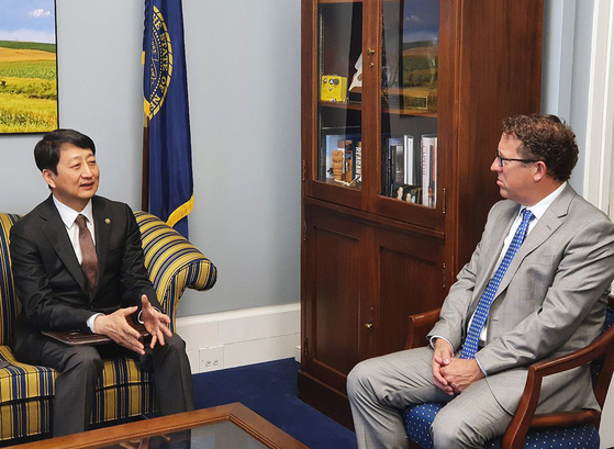 Korean Trade Minister Ahn Duk-geun, left, speaks with U.S. congressman Adrian Smith during their meeting on Capitol Hill in Washington on Sept. 6. [YONHAP]