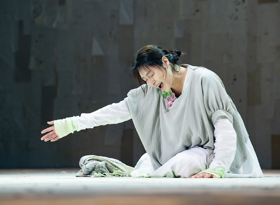 Actor Cha Ji-yeon as pansori (Korean traditional narrative singing) performer Song-hwa in the ongoing musical ″Seopyeonjae″ at Kwanglim Arts Center’s BBCH Hall in Gangnam District, southern Seoul. [CONNECTED COMPANY]