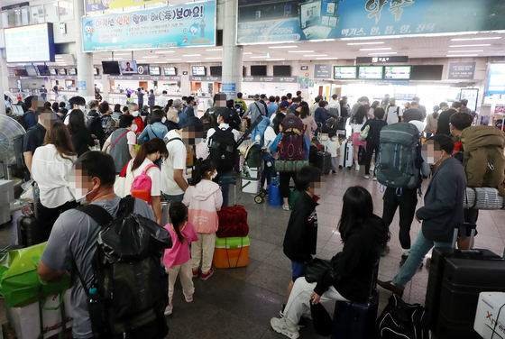 Travelers crowd Incheon International Ferry Terminal in Incheon on Sept. 8, a day ahead of the four-day Chuseok holiday. [YONHAP]