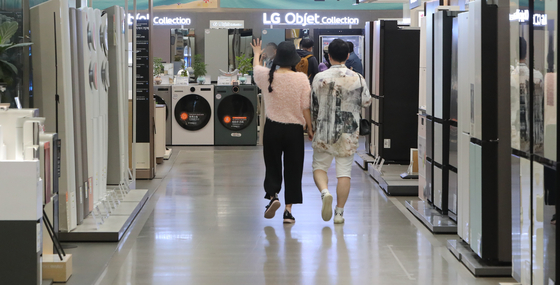 Consumers browse home appliances in a retail shop, Seoul. [NEWS1]