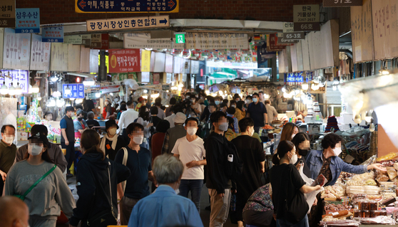 Gwangjang Market in Seoul is crowded with shoppers and tourists on September 5, a week from Chuseok. [YONHAP]