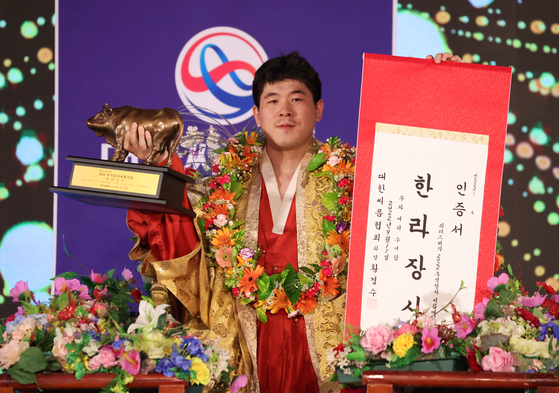 Choi Sung-hwan celebrates winning the Halla class for athletes under 105 kilograms at the Withus Pharmaceutical Chuseok Ssireum Competition on Sunday at Goseong-gun National Sports Center in Goseong, South Gyeongsang. [YONHAP]