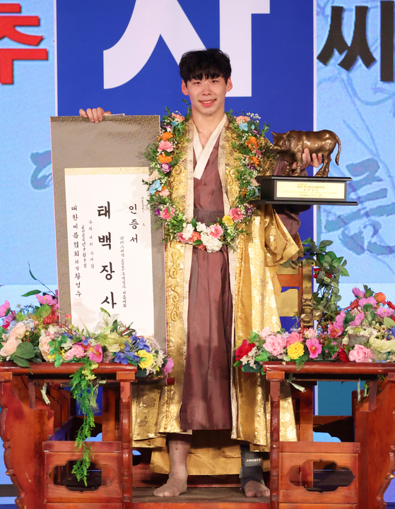 Heo Sun-hang celebrates winning the Taebaek class for athletes under 80 kilograms at the Withus Pharmaceutical Chuseok Ssireum Competition on Friday at Goseong-gun National Sports Center in Goseong, South Gyeongsang. [YONHAP]