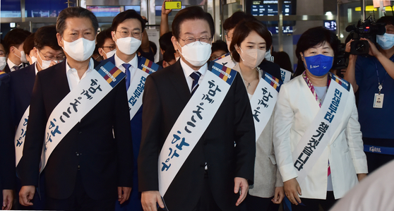Democratic Party (DP) Chairman Lee Jae-myung, center, greets members of the public leaving Seoul to enjoy Chuseok with their families last Thursday at Yongsan Station in central Seoul. [YONHAP]