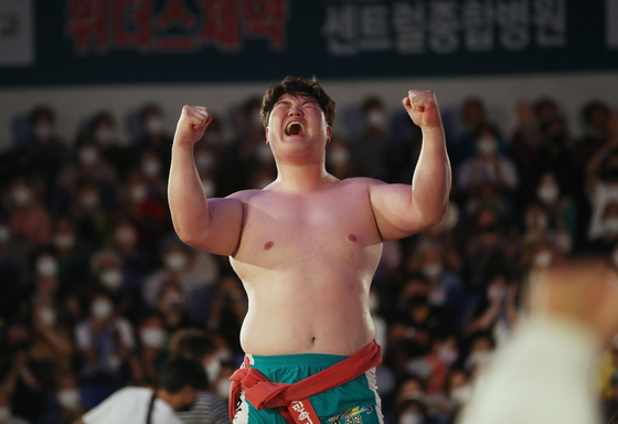 Jang Seong-woo reacts after winning the Baekdu weight class for athletes under 140 kilograms at the Withus Pharmaceutical Chuseok Ssireum Competition on Monday at Goseong-gun National Sports Center in Goseong, South Gyeongsang. [YONHAP]