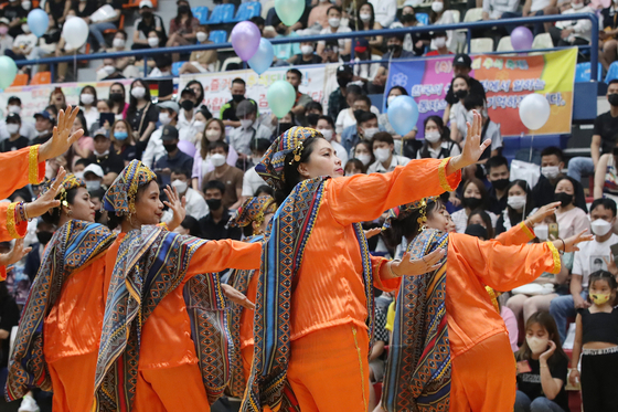 Filipino immigrants perform a traditional group dance at a Chuseok festival held with immigrants in Daegu on Sunday. The festival resumed after a two-year hiatus because of the Covid-19 pandemic. [NEWS1]