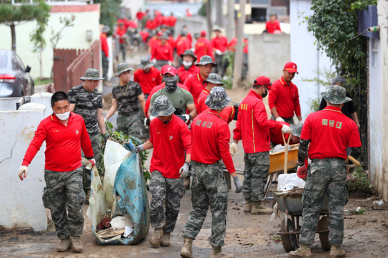 Marines clean mud and garbage in Pohang, North Gyeongsang, on Monday after Typhoon Hinnamnor severely battered the region on Sept. 6. [YONHAP]
