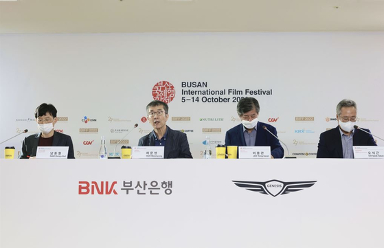 From left, Busan International Film Festival's (BIFF) chief programmer Nam Dong-chul, director of BIFF Huh Moon-young, chairman of BIFF Lee Yong-kwan and co-chair of Asia Contents and Film Market Oh Seuk-guen are at the online press conference for BIFF on Wednesday. [YONHAP]
