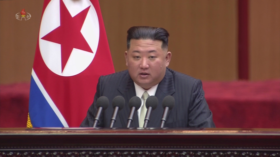 North Korean leader Kim Jong-un delivers remarks during a meeting of the North's rubber-stamp parliament, the Supreme People’s Assembly, last Thursday. The country's state-run Korean Central News Agency on Friday quoted Kim as saying that his nuclear weapons weren't up for negotiation. [YONHAP]
